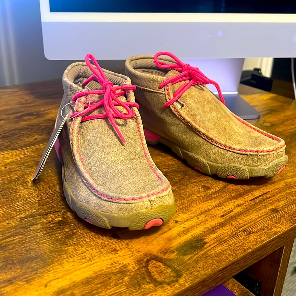 Twisted X Women’s Moccasin Shoes Breast Cancer Pink Ribbon Sz 5 1/2 M. New